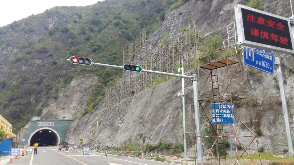 华中（供应隧道外可变情报板、信号灯、车道指示器、电光指示标志）