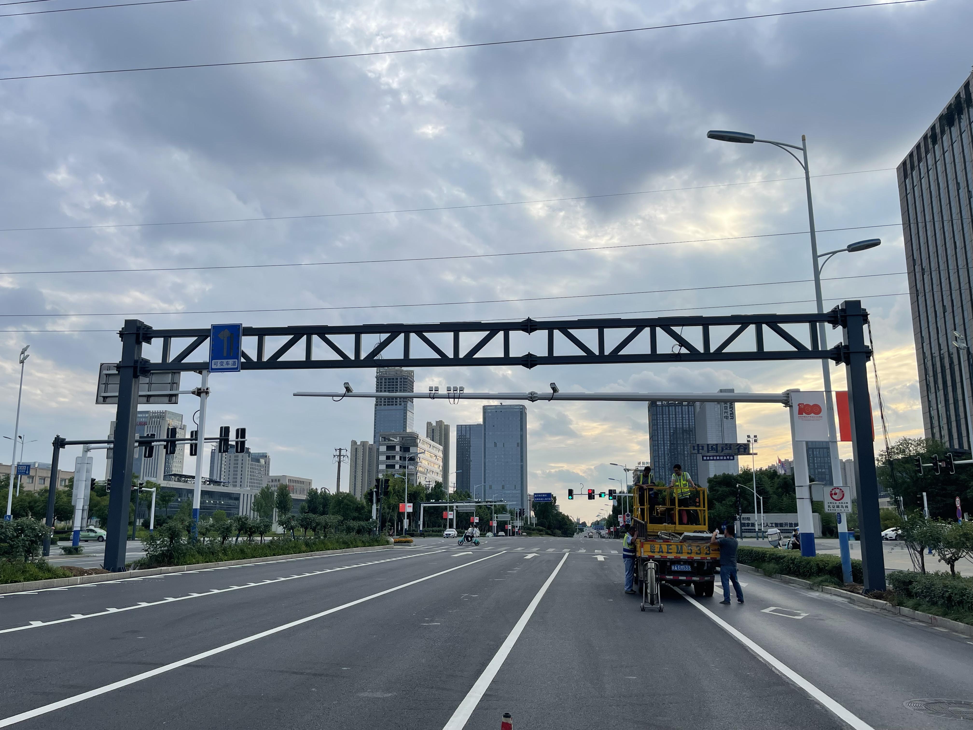合肥市望江西路潮汐车道可变车道指示器