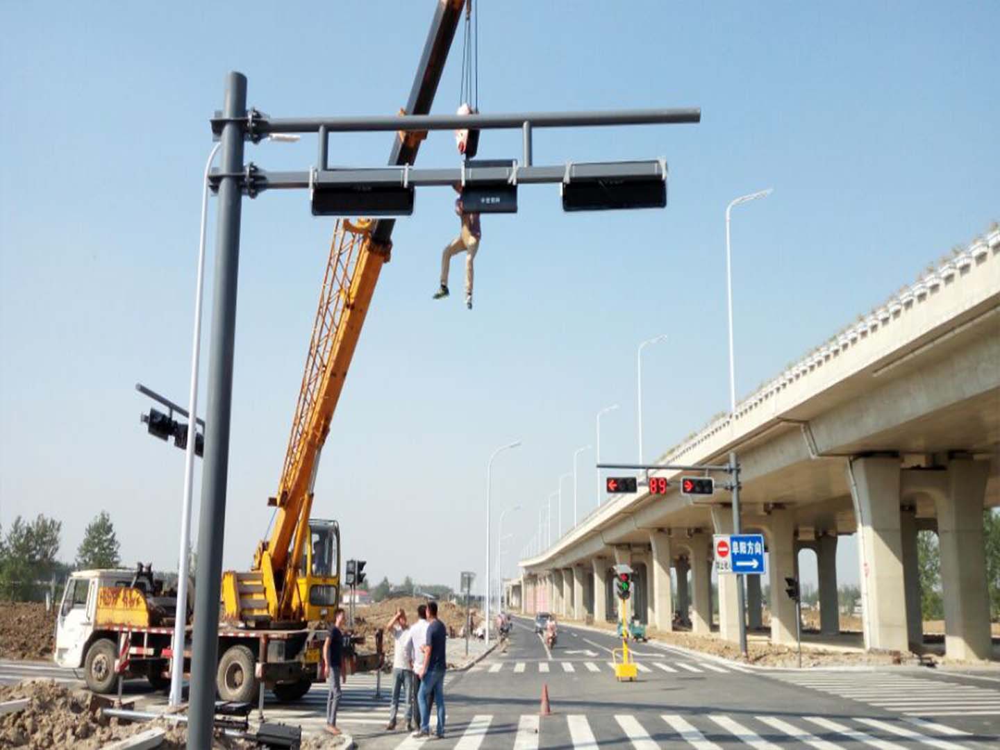 合肥市双悬臂信号灯杆项目